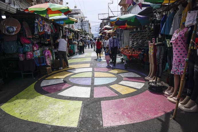 Archivo - Mercado en una calle de San Salvador, capital de El Salvador