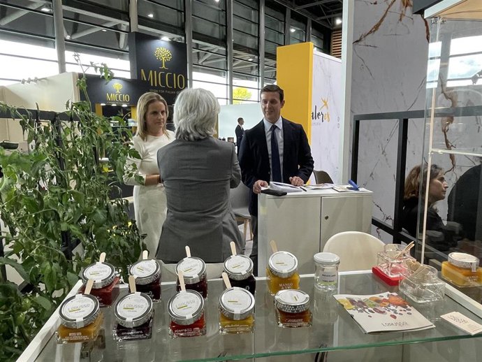 El presidente de la Diputación de Almería, Javier A. García, en el Salón Internacional de la Alimentación de París.