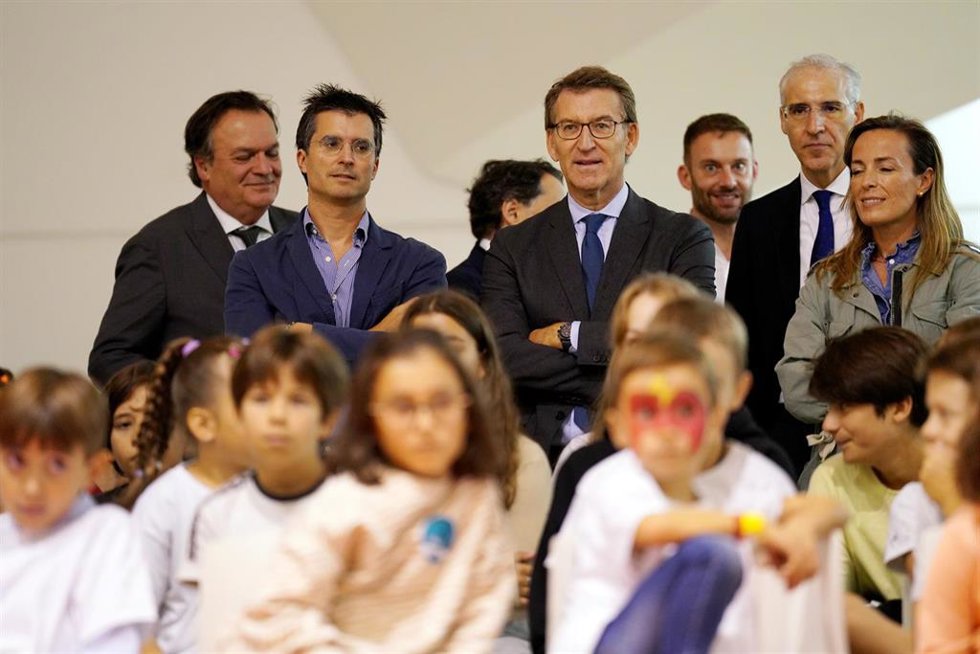 El presidente del PP, Alberto Núñez Feijóo, participa junto al candidato del PP al ayuntamiento de Santiago, Borja Verea , y al vicepresidente de la Xunta, Francisco Conde, en el XIII Congreso Nacional de Familias Numerosas en Santiago de Compostela