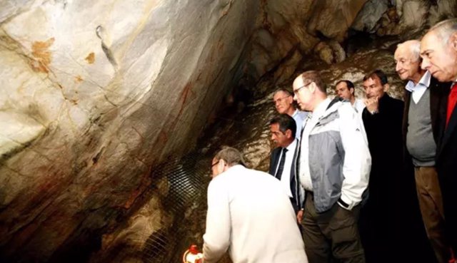 Alberto de Mónaco, en la visita que en 2010 realizó a las Cuevas del Castillo de Puente Viesgo