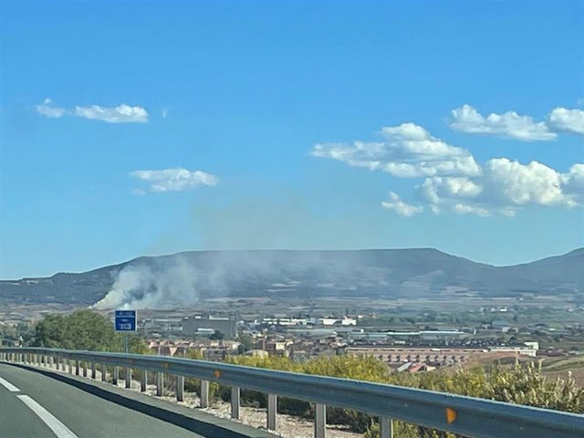 Efectivos de emergencias trabajan para sofocar un incendio en monte bajo en la localidad de Manjarrés