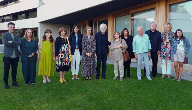 Esnaola agradece la aportación de los participantes en los Encuentros de Pamplona 72-22 La concejala Rebeca Esnaola y Pamplona 72-22 Encuentros del comisario Ramón Andrés con un grupo de participantes en el programa de diálogo formado por Aleksiévich, Sloterdijk, Reguera, Blandiana y González Sainz.