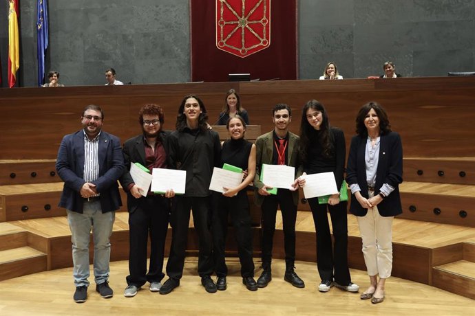 Los estudiantes del IES Navarro Villoslada, equipo ganador del torneo, posan con el presidente del Parlamento, Unai Hualde, y la vicerrectora Begoña Pérez Eransus.