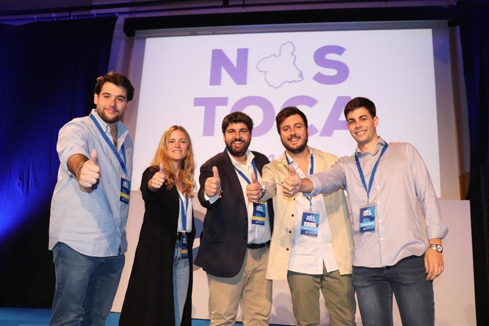 Antonio Landáburu junto al presidente del PP de la Región de Murcia, Fernando López Miras, y la presidenta nacional de NNGG, Bea Fanjul