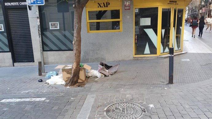 Vecinos de Chueca alertan de la "terrible" situación con la limpieza en sus calles: "Parece que estás paseando por un establo".