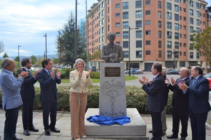 El alcalde, Alfredo Canteli, miembros de la Corporación local, familiares y amigos de Jaime Martínez asisten a la Inauguración del busto en su honor.