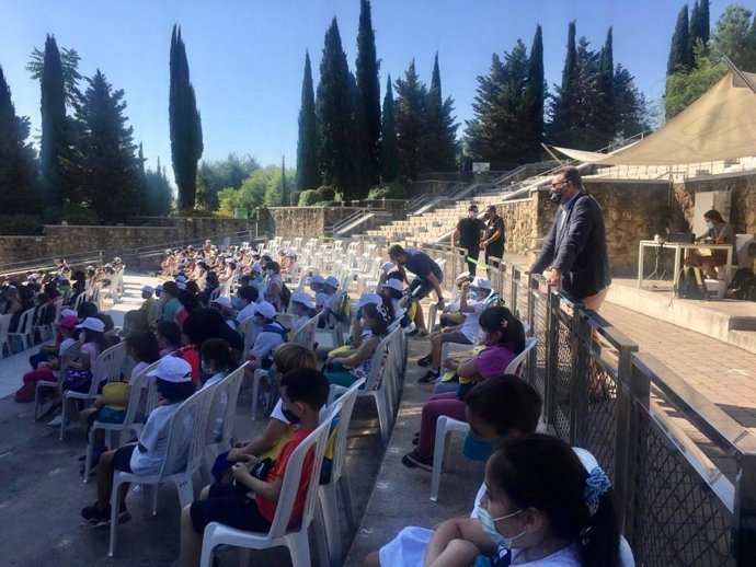Archivo - El delegado de Educación e Infancia, Manuel Torrejimeno, en el Teatro de la Axerquía en la clausura del programa 'Butaca Familiar' en una edición anterior.