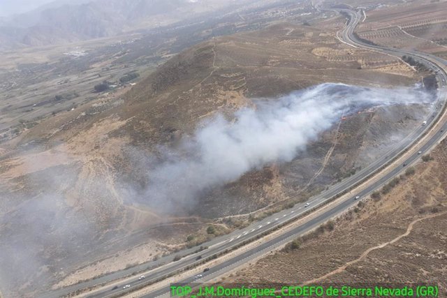 Seis medios aéreos desplegados para sofocar un incendio forestal declarado en Padul (Granada)