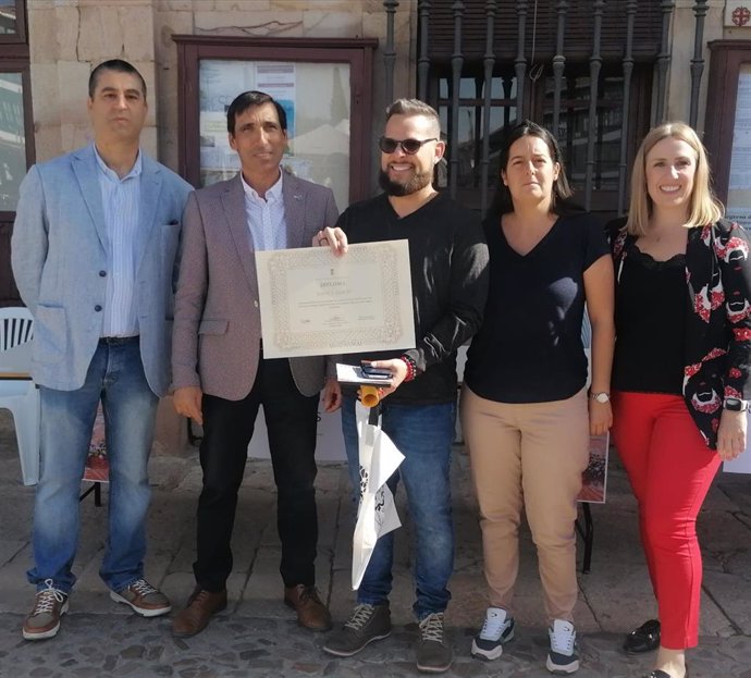 Un encajero de EEUU, entre las 300 mujeres que se han congregado en el XXIV Encuentro Nacional de Encajeras de Almagro.