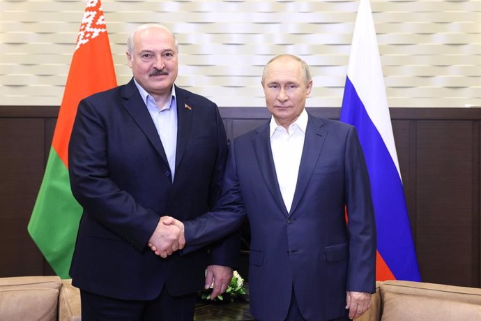 HANDOUT - 26 September 2022, Russia, Sochi: Russian President Vladimir Putin (R) welcomes Belarus' President Alexander Lukashenko in the Black Sea resort of Sochi. Photo: -/Kremlin/dpa - ATTENTION: editorial use only and only if the credit mentioned abo