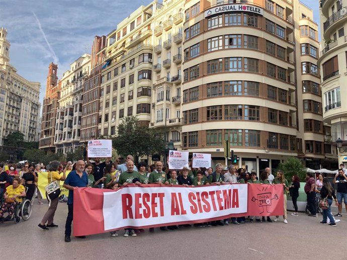 La campaña Pobresa Zero, una iniciativa anual que aglutina a más de 180 ONGD, entidades sociales, sindicatos y universidades de la Comunitat Valenciana, se ha concentrado este sábado en Valncia para pedir "un reset en el sistema"
