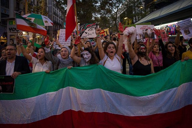 Unas 300 personas se concentran en Barcelona por los derechos de las mujeres en Irán
