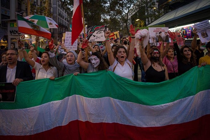 Unes 300 persones es concentren a Barcelona pels drets de les dones a Iran