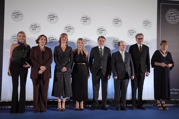 Columna Martí; la alcaldesa Ada Colau; las ministras Pilar Alegría y Yolanda Díaz; el presidente de Grupo Planeta José Creuheras; los ministros Miquel Iceta y Joan Subirats y la consellera Natlia Garriga en la gala del LXXI Premio Planeta en Barcelona