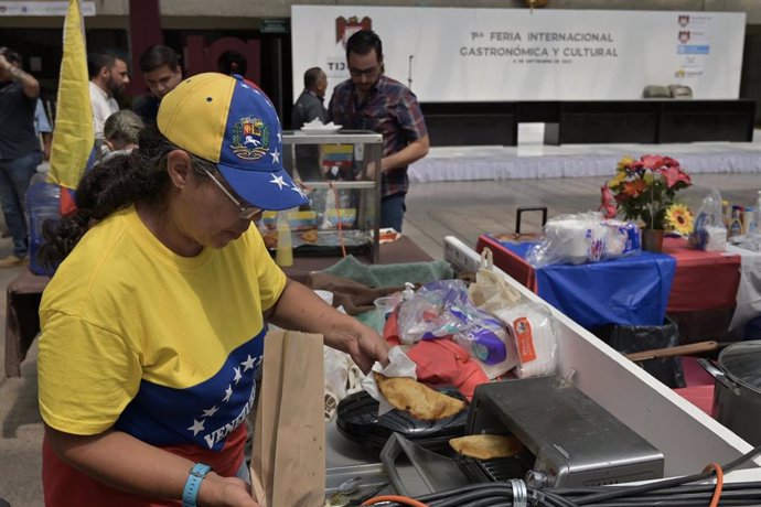 Archivo - Una migrante venezolana participa en una feria gastronómica en Tijuana, México
