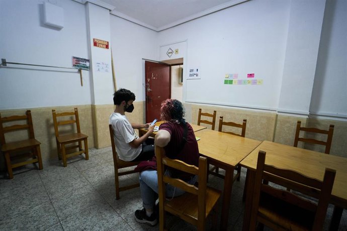 Archivo - Dos personas en un comedor social