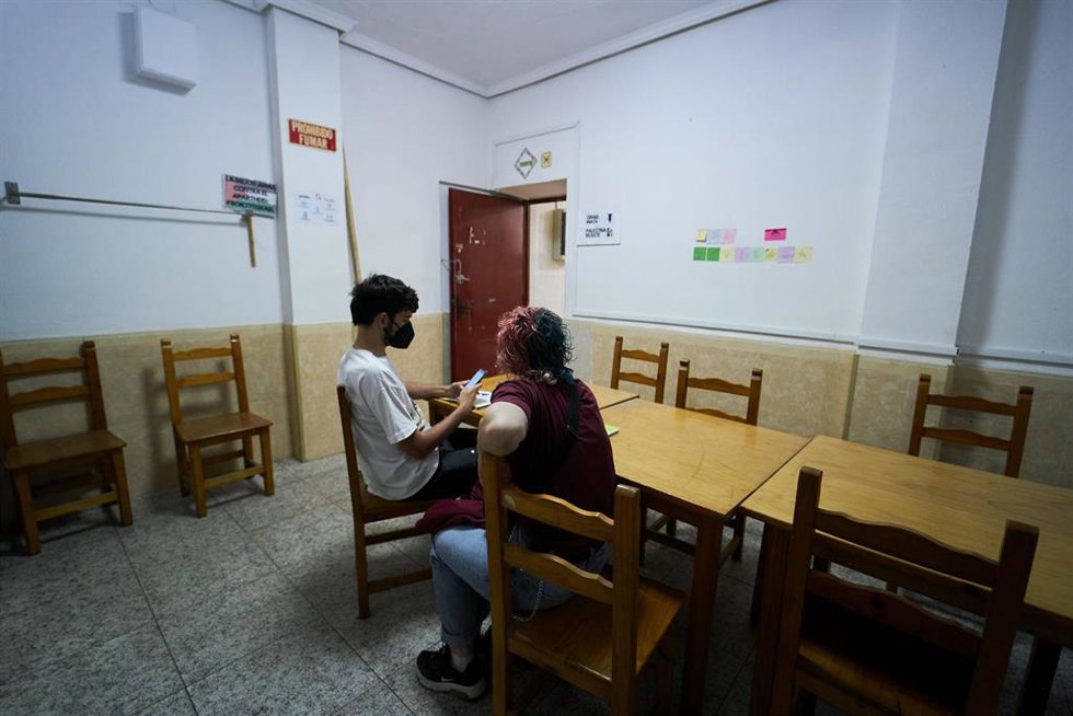 Archivo - Dos personas en un comedor social