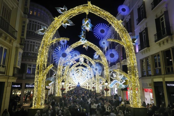 Archivo - Miles de personas disfrutan del inicio del encendido navideño en la céntrica calle Larios a 26 de noviembre del 2021 en Málaga (Andalucía)