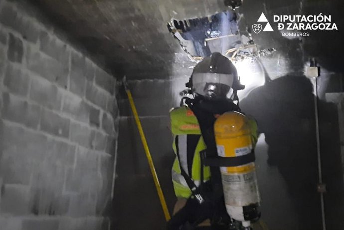 Bomberos de la DPZ en el incendio de Gallur.
