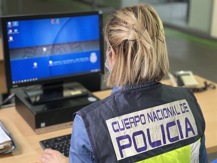 Archivo - Imagen de archivo de agente de la Policía Nacional