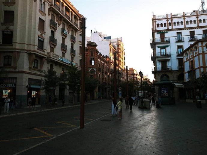 Plaza de la Campana, con la calle Marín Villa al fondo.