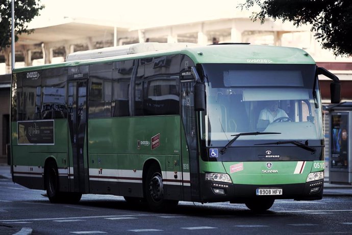 Archivo - Un autobús del servicio Interurbano de Madrid.