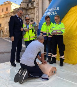 El consejero de Salud, Juan José Pedreño, visitó la carpa informativa instalada en la Plaza Belluga de Murcia con motivo del Día Europeo de Concienciación del Paro Cardíaco