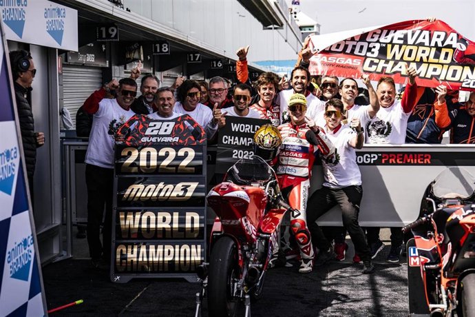 Izan Guevara se proclama campeón del mundo de Moto3