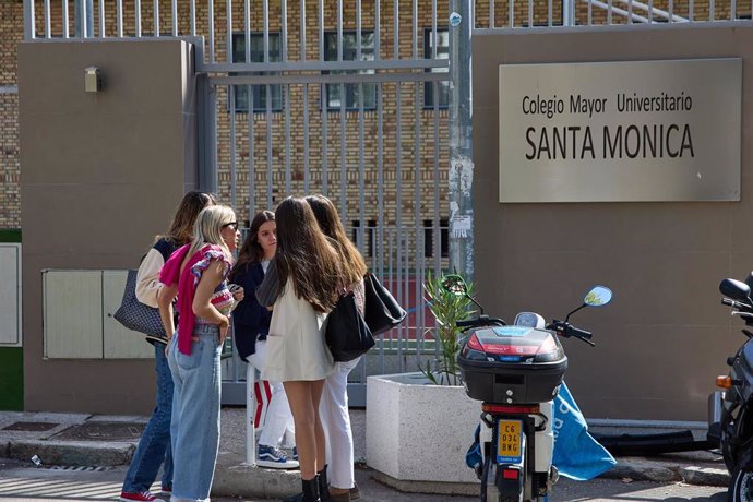 Varias alumnas en la entrada del Colegio Mayor Santa Mónica