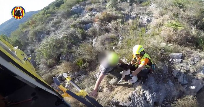Rescatan a un hombre y su perro en una zona montañosa de Gandia