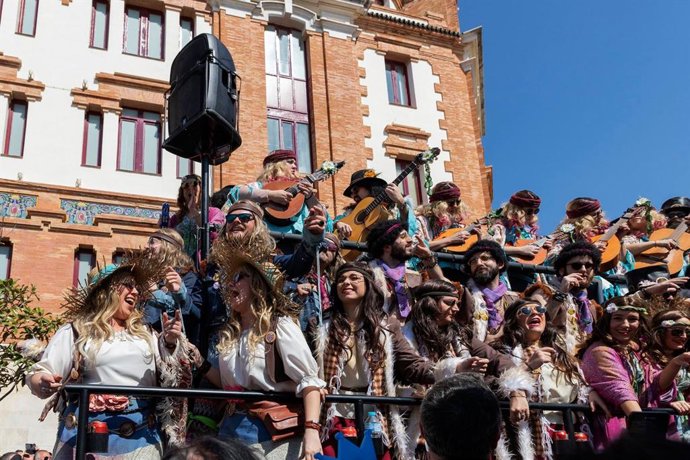 Archivo - Un coro del Carnaval de Cádiz cantando en las calles del casco histórico