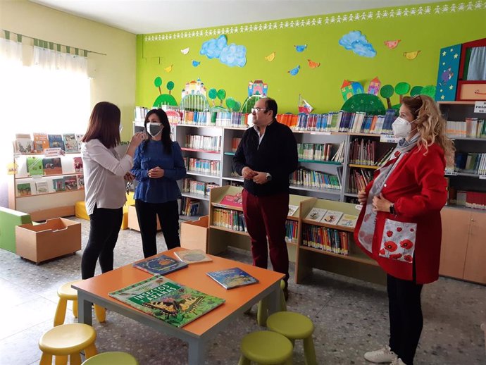 Visita de la consejera de Educación, Esther Gutiérrez, a una biblioteca escolar