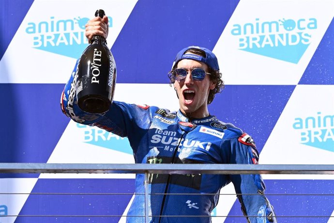 Alex Rins celebra su victoria en Australia