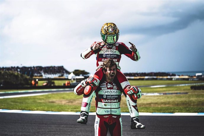 El piloto español Izan Guevara (GasGas) celebra su título mundial de Moto3