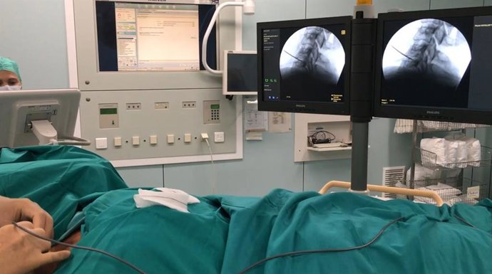 Archivo - La Unidad de Dolor del Hospital La Fe utiliza una técnica pionera en España para tratar el dolor cervical
