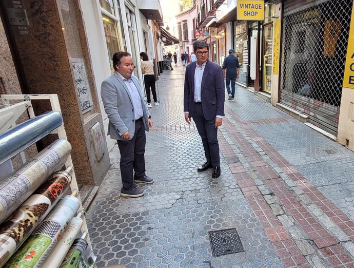 El portavoz de Ciudadanos (Cs) en el Ayuntamiento de Sevilla, Álvaro Pimentel,  en la calle Regina