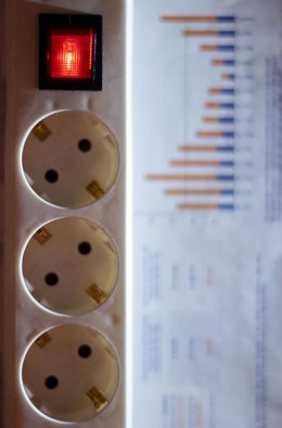 Archivo - Una largadera de varios enchufes encendida, a 3 de enero de 2022, en Madrid, (España). El precio medio de la electricidad en el mercado mayorista vuelve a subir hoy, en concreto un 9,88% con respecto al precio del día anterior. Esta subida sup