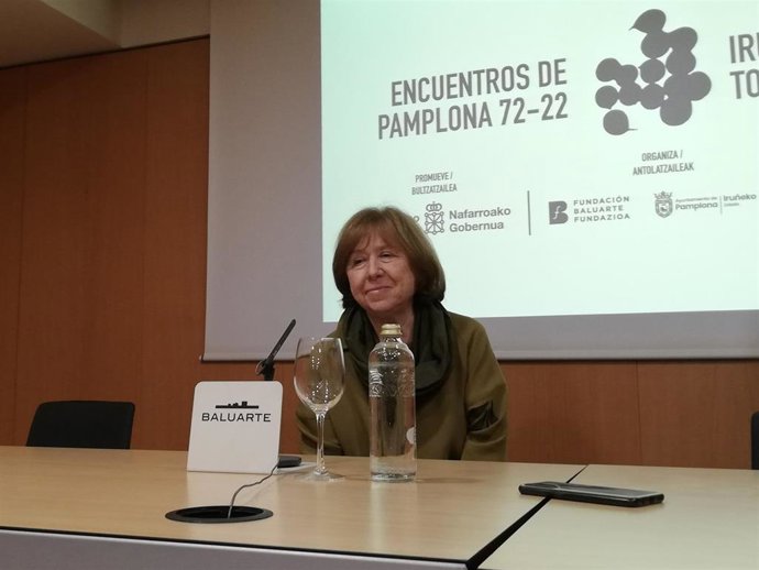 La escritora y periodista bielorrusa, Svetlana Aleksiév, durante la rueda de prensa de los Encuentros de Pamplona 72-22