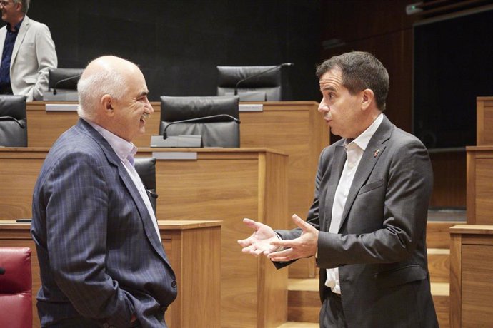 Archivo - El consejero de Desarrollo Económico y Empresarial, Mikel Irujo (d), conversa con el vicepresidente segundo y consejero de Vivienda, José M Aierdi.