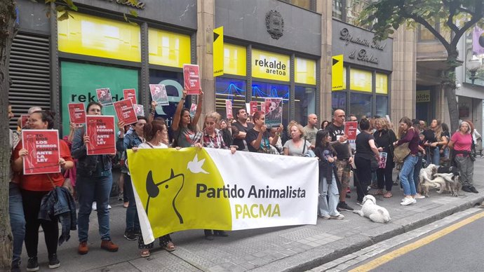 Pacma denuncia en Bilbao que la exclusión de los perros de caza de la Ley de Protección Animal es un "salto a la prehistoria"