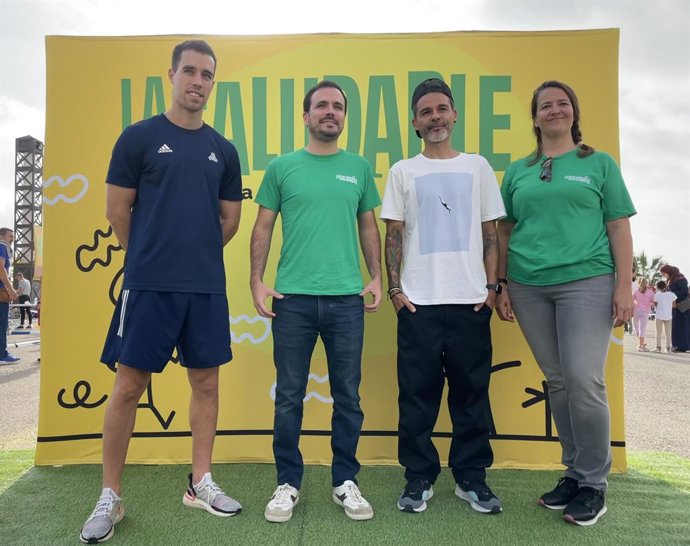 El Ministre de Consum, Alberto Garzón, acompanyat de la directora de Gasol Fundation, Cristina Ribes; el cuiner Juan Llorca i l'influencer Javifreestyler, en la jornada 'La Saludable'
