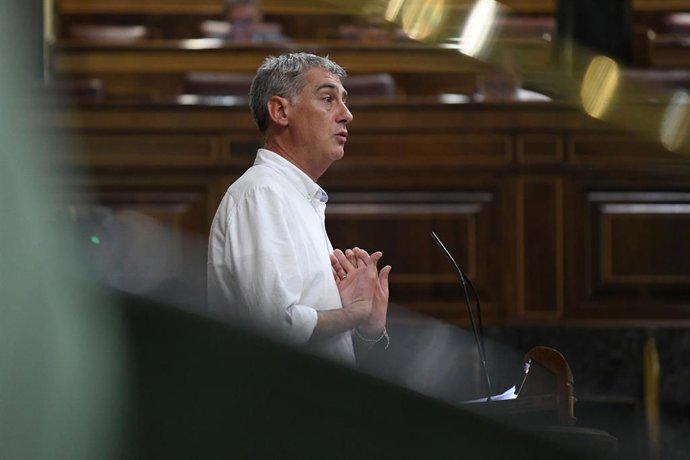 El diputado de EH Bildu, Oskar Matute, interviene en una sesión plenaria en el Congreso de los Diputados