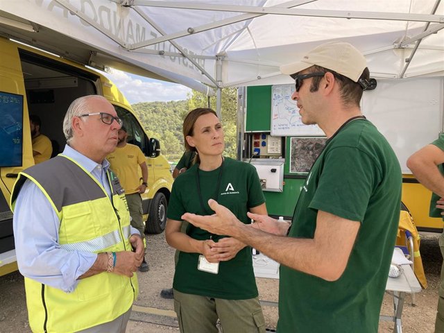 Archivo - Estrella (i), en el puesto de mando avanzando instalado en el incendio de Jódar.