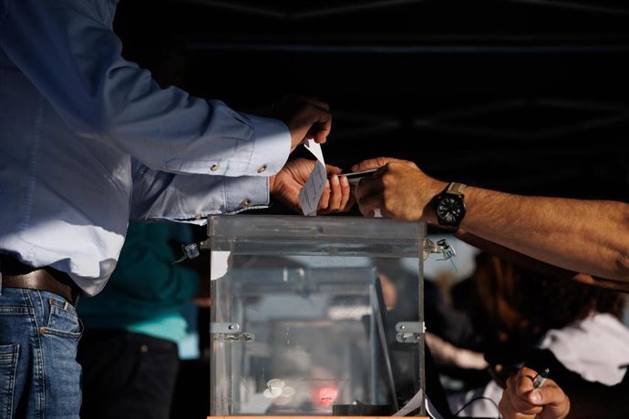 Un taxista vota durante un referéndum de la Federación Profesional del Taxi de Madrid (FPTM).
