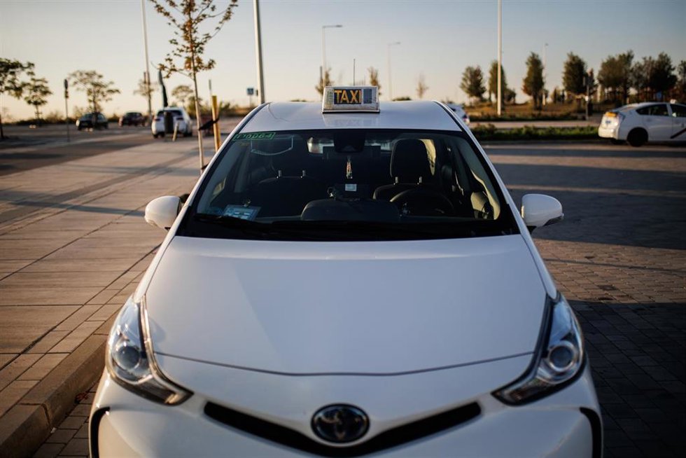 Un taxi aparcado mientras se produce un referéndum de la Federación Profesional del Taxi de Madrid (FPTM).