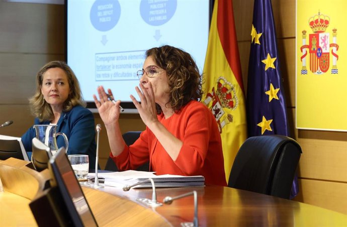 Archivo - La vicepresidenta primera y ministra de Asuntos Económicos y Transformación Digital, Nadia Calviño (i), y la ministra de Hacienda, María Jesús Montero, en una rueda de prensa