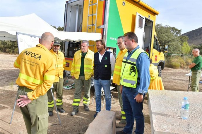El delegado de la Junta visita el Puesto de Mando de Iznalloz y destaca el trabajo del Infoca