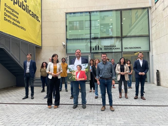 El presidente del Govern y coordinador nacional de ERC, Pere Aragons; con el líder del partido, Oriol Junqueras; la secretaria general adjunta y portavoz, Marta Vilalta, y otros miembros de ERC en la presentación de la candidatura a la Ejecutiva de ERC