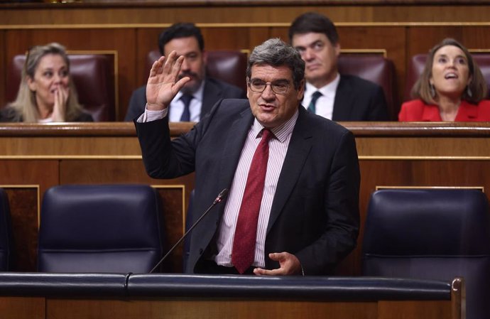 El ministro de Inclusión, Seguridad Social y Migraciones, José Luis Escrivá, , interviene durante la sesión de control al Gobierno 