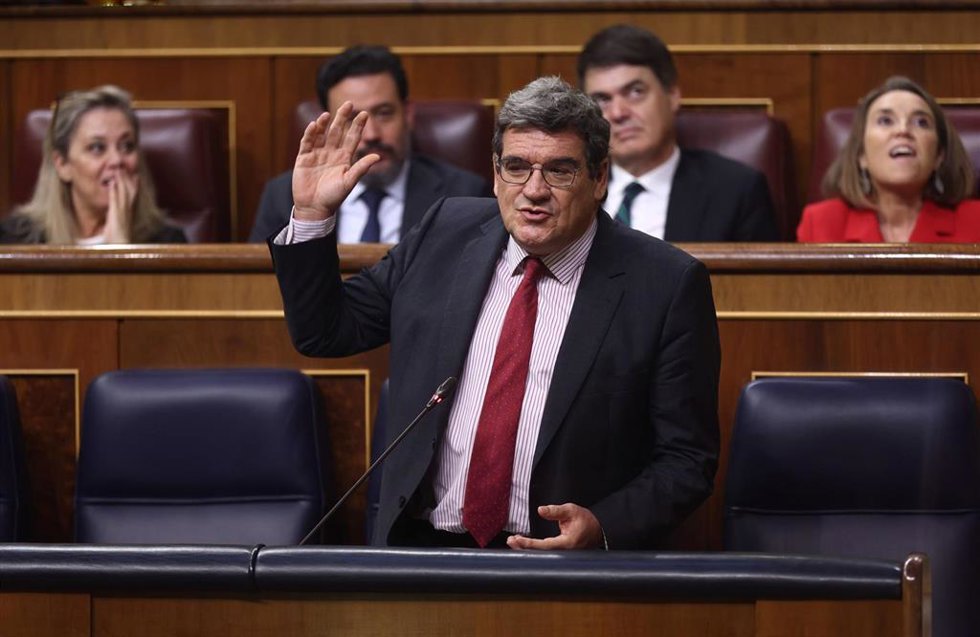 El ministro de Inclusión, Seguridad Social y Migraciones, José Luis Escrivá, , interviene durante la sesión de control al Gobierno 